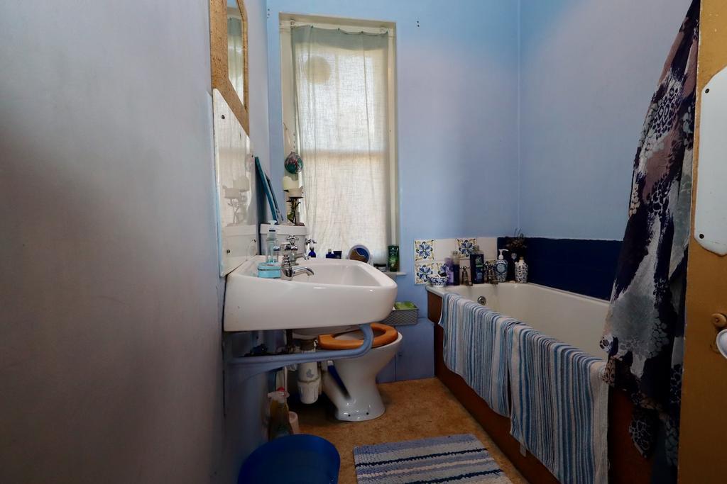 Flat 2 bathroom