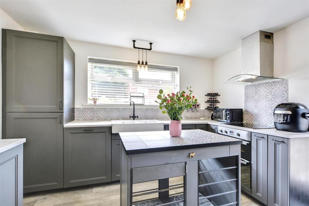 Kitchen 2.jpeg