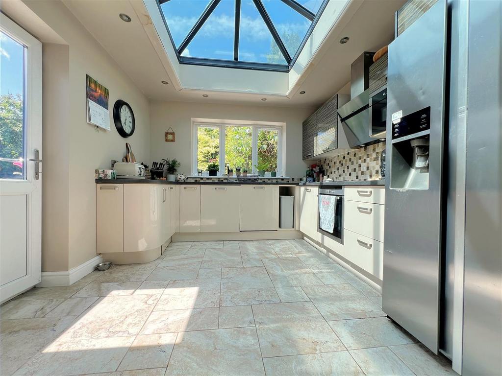 Kitchen 2.jpg