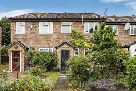 Walker Close, Hampton, TW12
