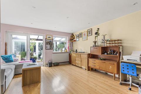 6 Walker Close, Hampton, TW12 3XT