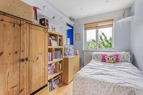 6 Walker Close, Hampton, TW12 3XT