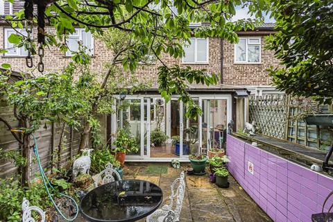 6 Walker Close, Hampton, TW12 3XT
