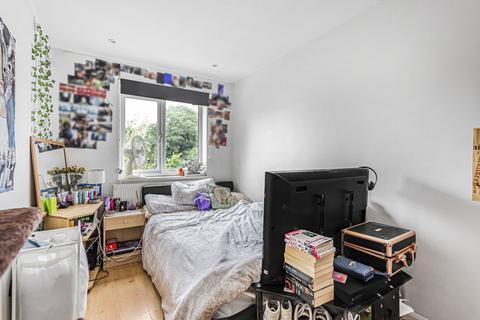 6 Walker Close, Hampton, TW12 3XT