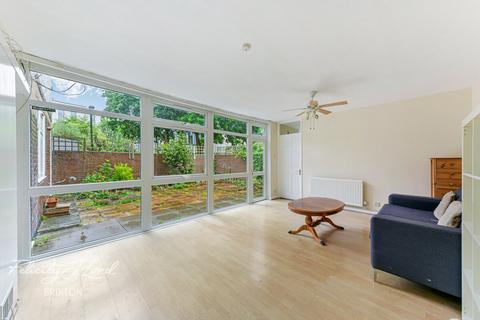 3 bedroom maisonette for sale, Patio Close, Clarence Avenue, London, SW4