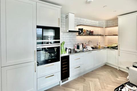 2 bedroom apartment to rent, Gauging Square, London E1W