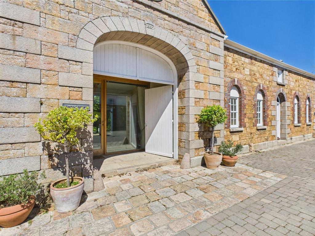 CAM04392 G0-PR0072-STILL005.jpg