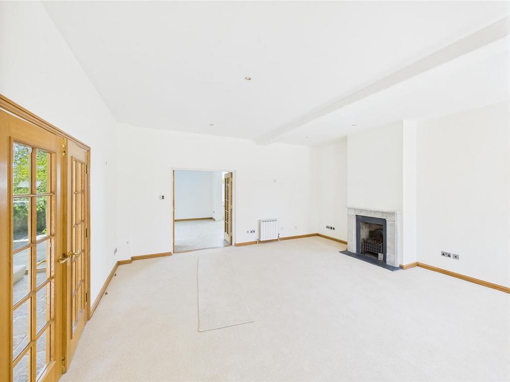 CAM04392 G0-PR0072-STILL018.jpg