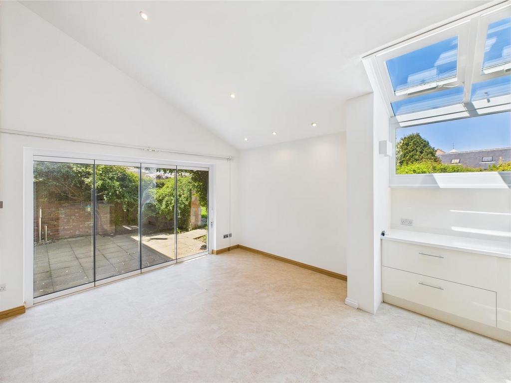 CAM04392 G0-PR0072-STILL022.jpg