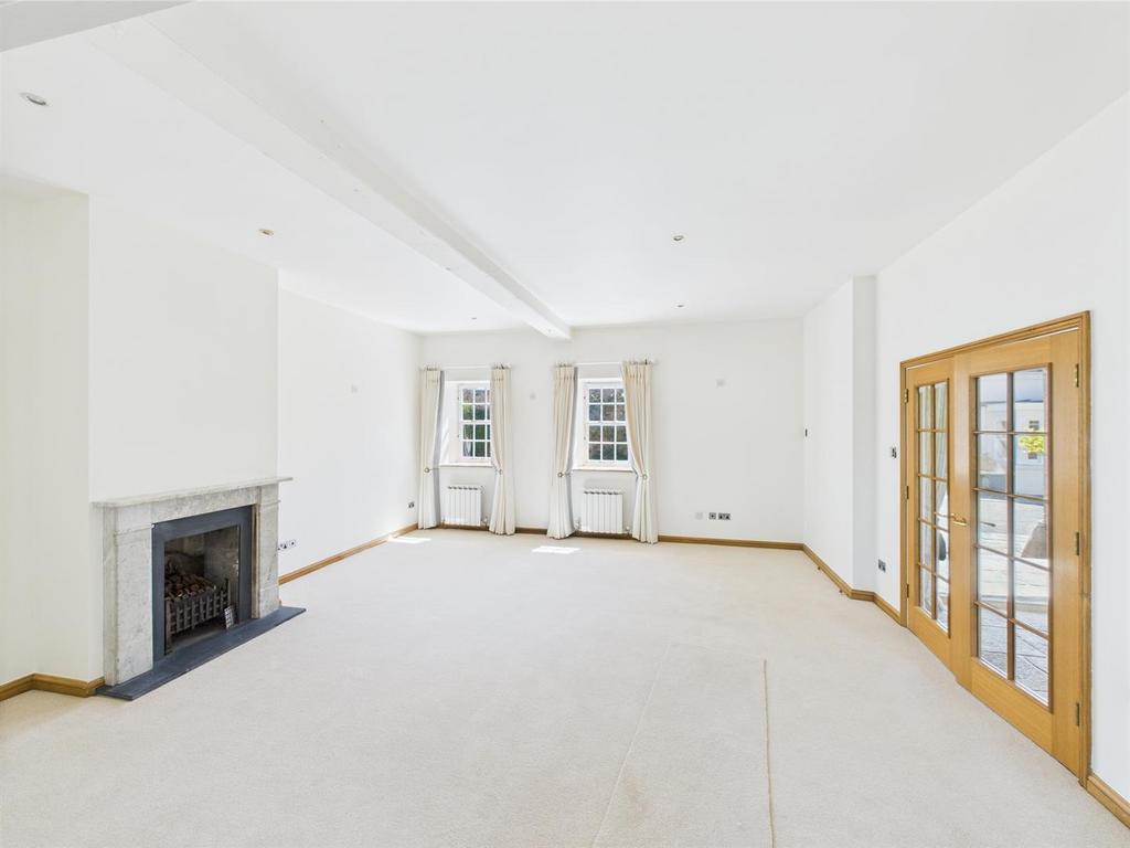 CAM04392 G0-PR0072-STILL019.jpg