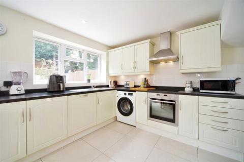 4 bedroom semi-detached house for sale, Tarnbank, Oakwood, EN2