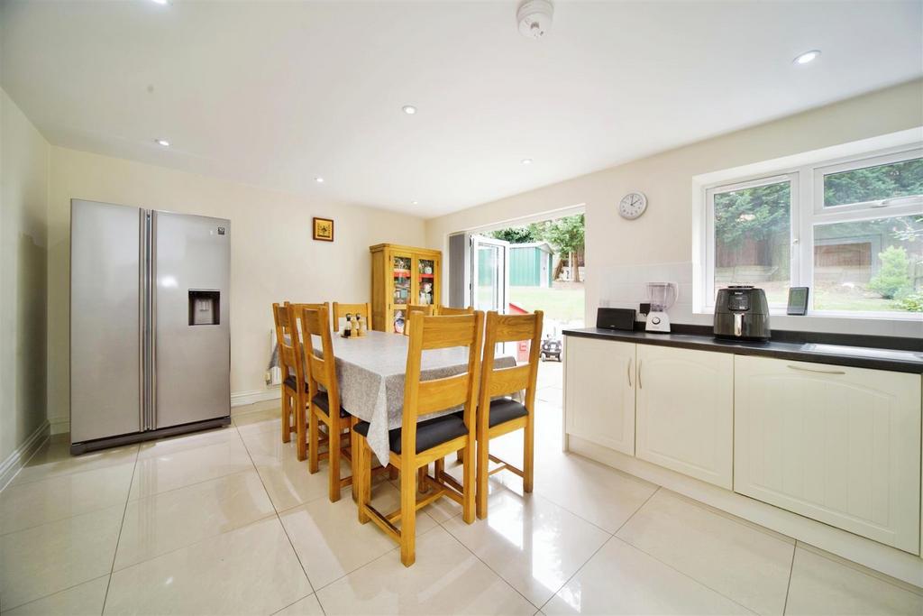 Kitchen/dining room (pic 2)