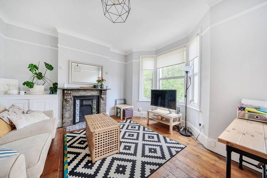 Hubert Grove, Clapham North, London, SW9 3 bed flat for sale - £575,000