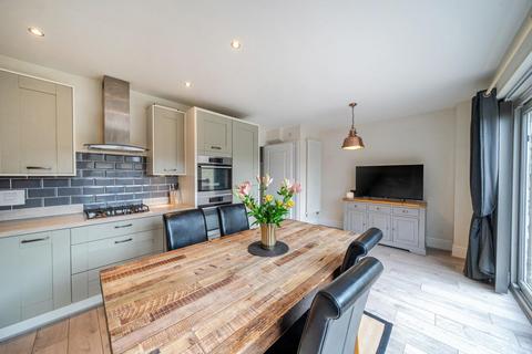 17 Mill Square, Horsforth, Leeds, LS18 4GJ