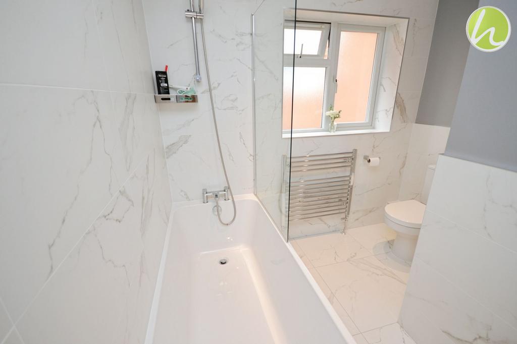 Bathroom/WC (L-Shaped)