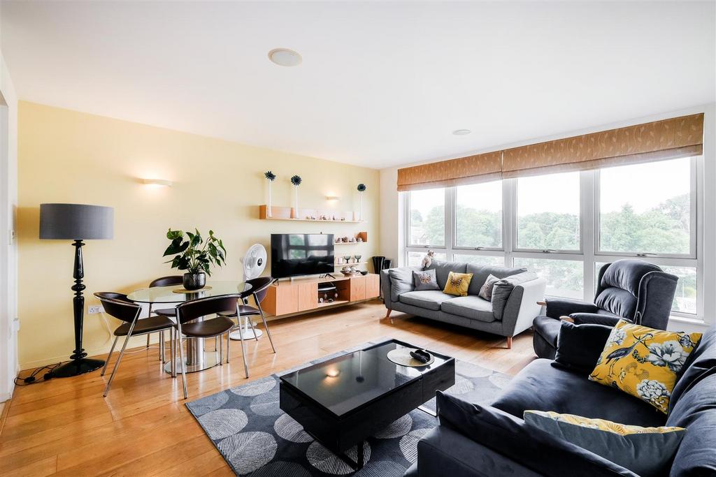112 Regency Court-1.jpg
