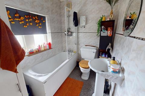 1 bedroom flat for sale, Bingley Road, Shipley