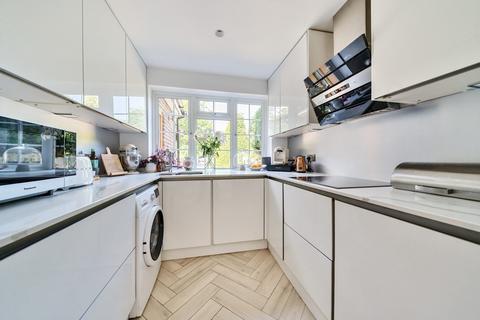 3 Stour Close, Keston, BR2 6BX