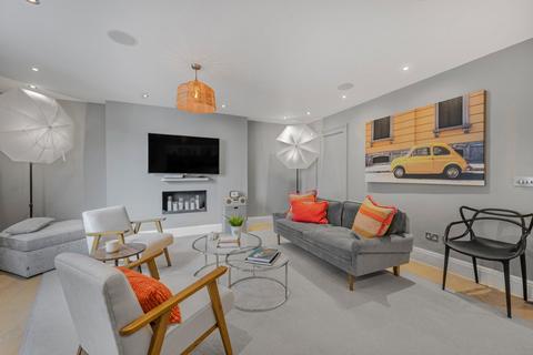 2 bedroom flat for sale, Wellington Street, London