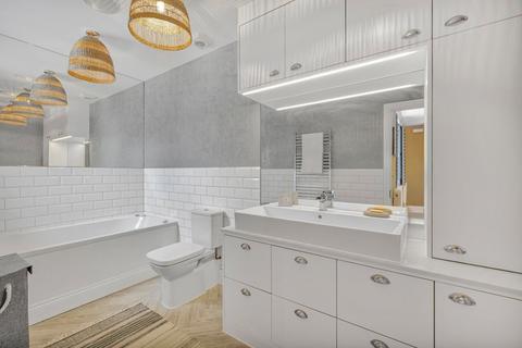 2 bedroom flat for sale, Wellington Street, London
