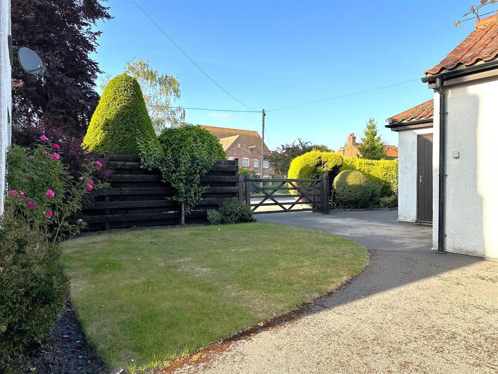 Driveway &amp; Front Garden 870