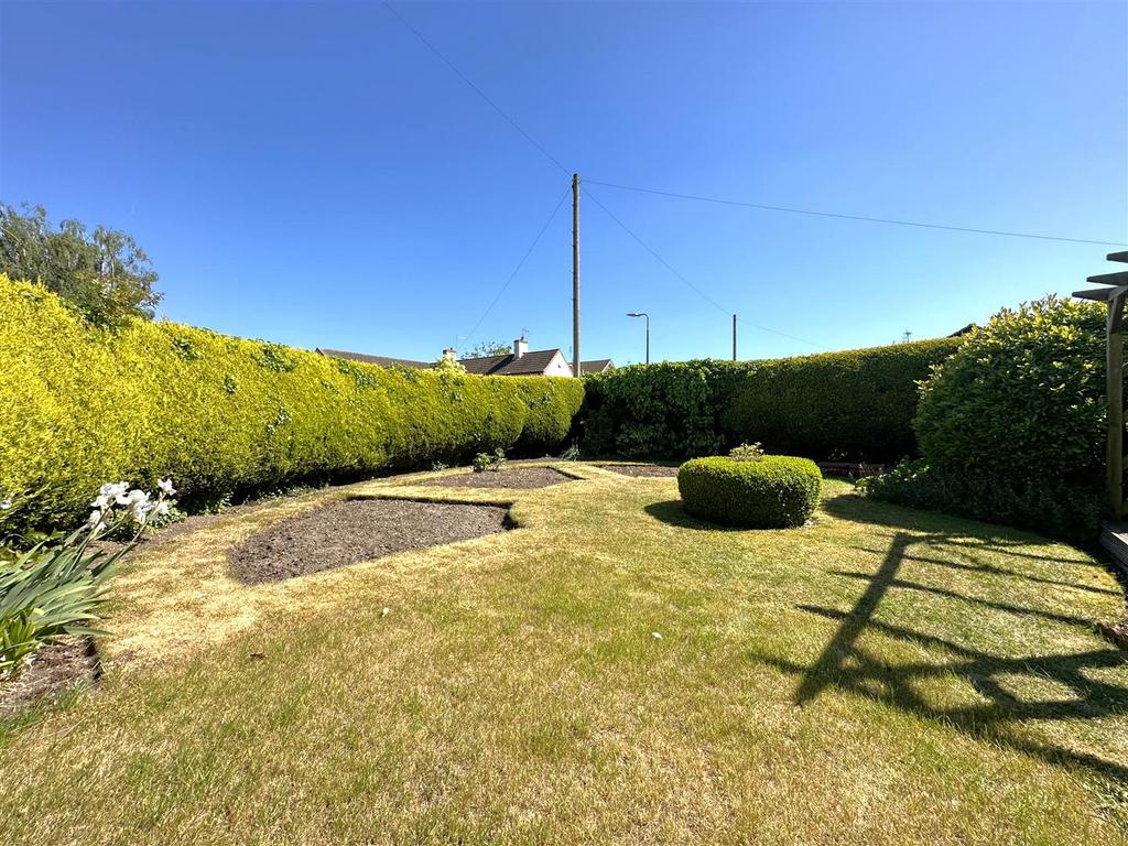 Enclosed Side Garden 494