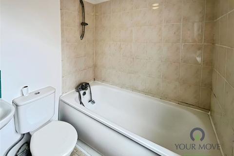 3 bedroom terraced house to rent, Scotts Terrace, Kent ME4