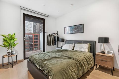 2 bedroom flat for sale, Embassy Gardens, London, SW11