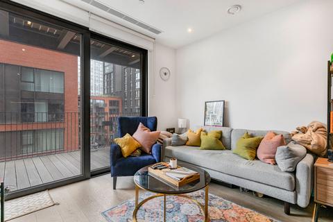 2 bedroom flat for sale, Embassy Gardens, London, SW11