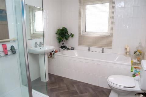 21 Weavers Walk, ML11 9AW