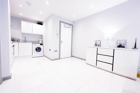 2 bedroom apartment for sale, Glebelands Avenue, Bance Court, E18