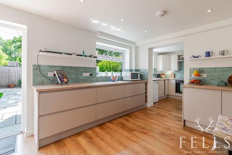 13 Cook Close, Ringwood, BH24 1XS
