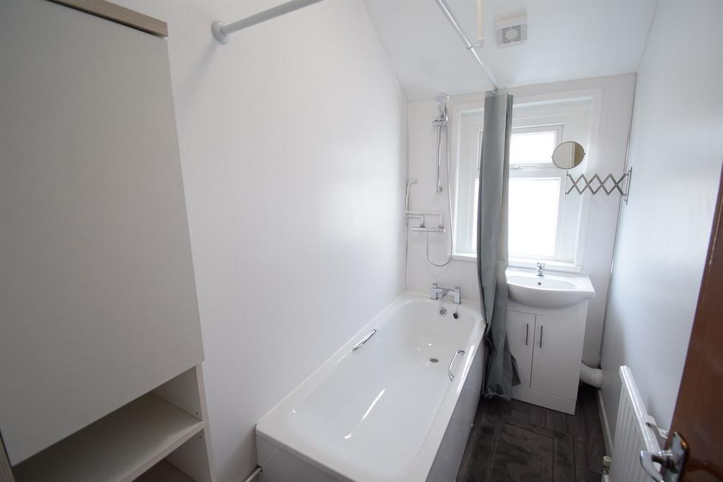 Bathroom (Upstairs)