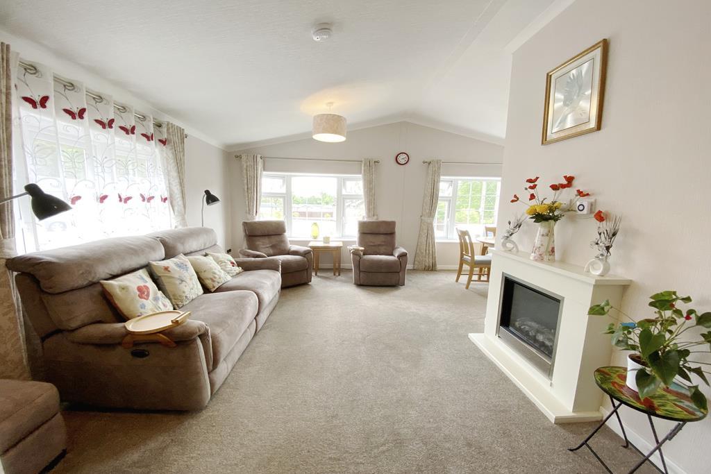 Lounge/Dining Rm