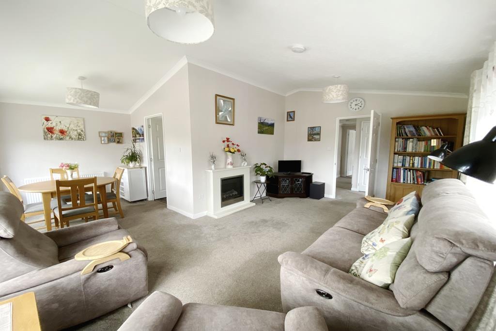 Lounge/Dining Rm