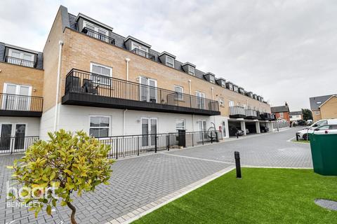 Halle Mews, Benfleet