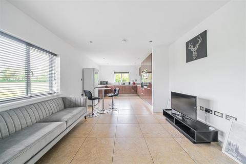 2 bedroom apartment to rent, Royal Connaught Drive, Bushey WD23