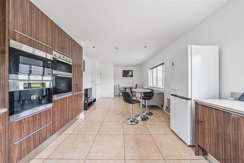 2 bedroom apartment to rent, Royal Connaught Drive, Bushey WD23