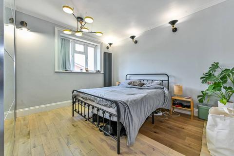19 Beecholme Estate, London, E5 9NR