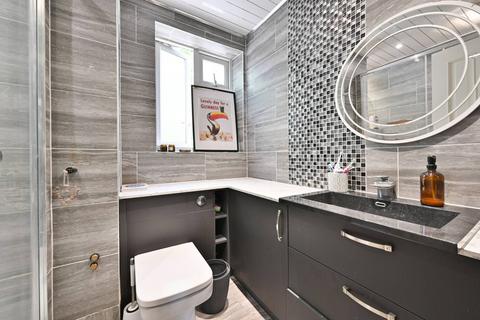 19 Beecholme Estate, London, E5 9NR