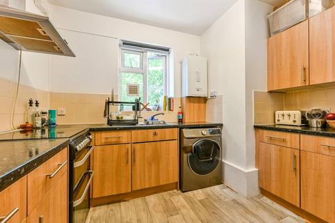 19 Beecholme Estate, London, E5 9NR