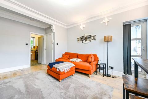 19 Beecholme Estate, London, E5 9NR