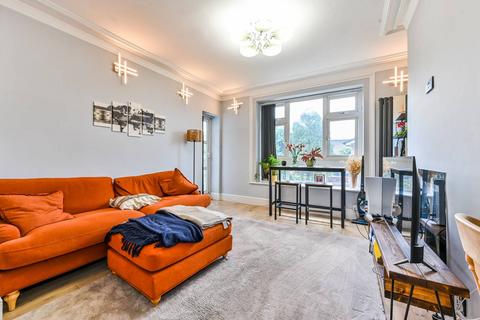 19 Beecholme Estate, London, E5 9NR