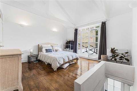 4 Pendulum Mews, London, E8 2LU