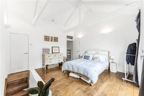 4 Pendulum Mews, London, E8 2LU