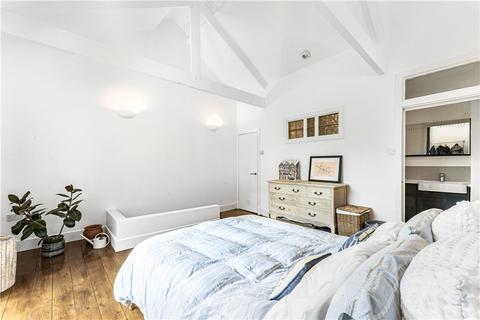 4 Pendulum Mews, London, E8 2LU