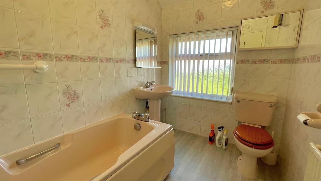 Tiled 3 piece bathroom