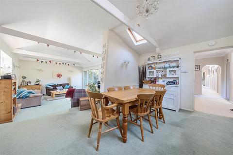 3 bedroom detached bungalow for sale, The Crescent, Bedford