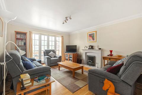 1b Burnside Close, Twickenham, TW1 1ET