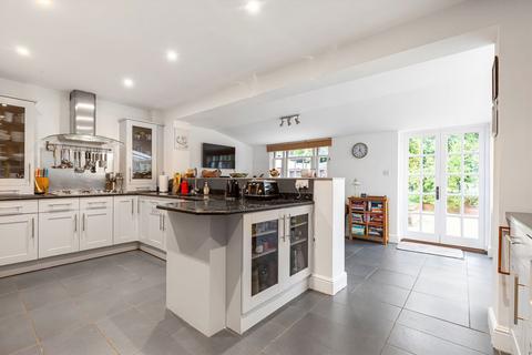 1b Burnside Close, Twickenham, TW1 1ET